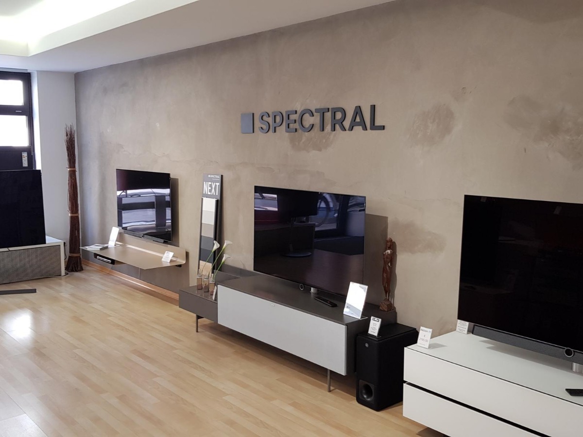 TV-Möbel in Betonoptik mit bündig ein-gelassenen 65 Zoll TV und Bose Soundsystem. Soundanlage und Quellengeräte wurden komplett integriert.