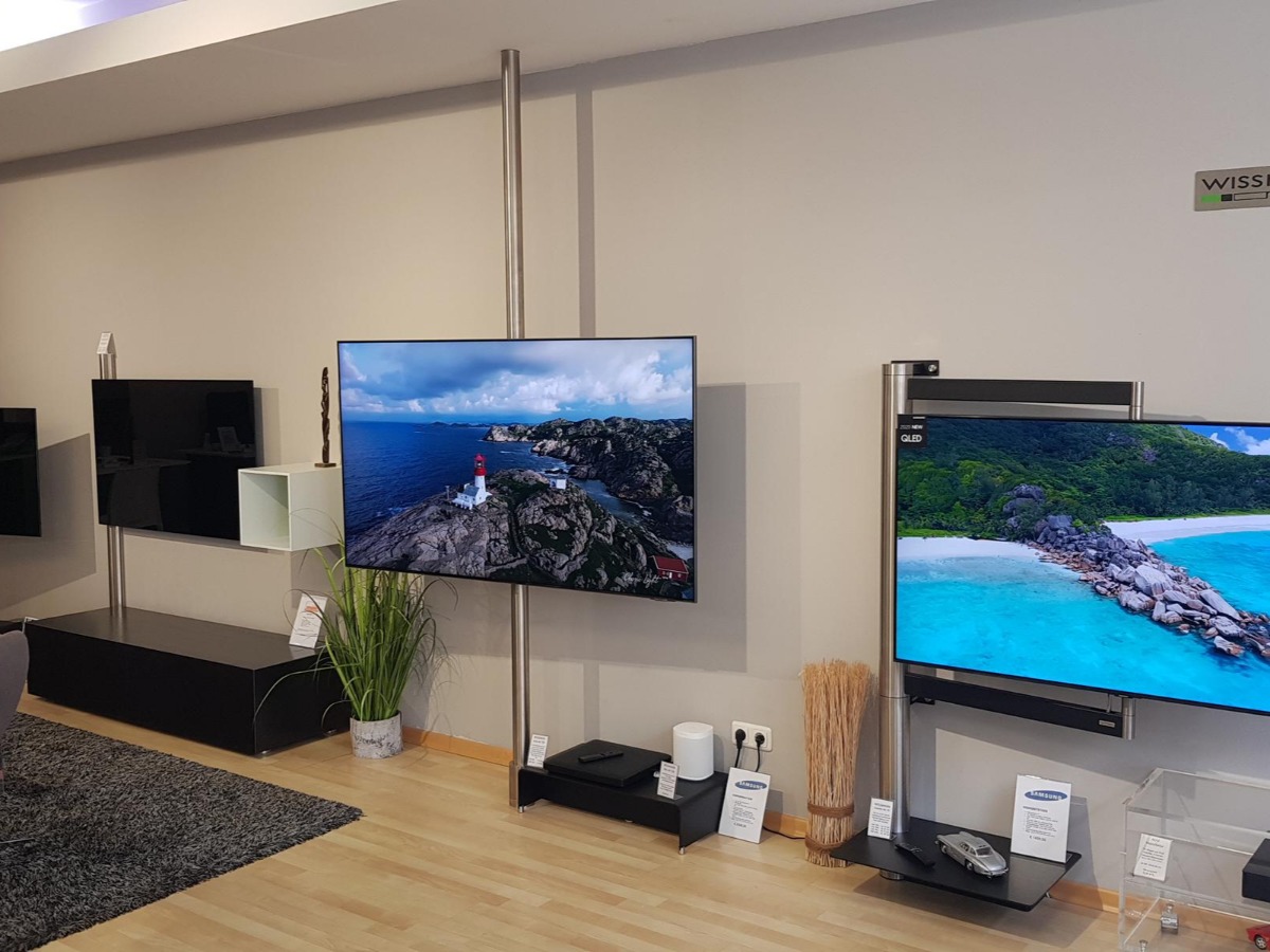 TV-Panel in Altholz als Ecklösung