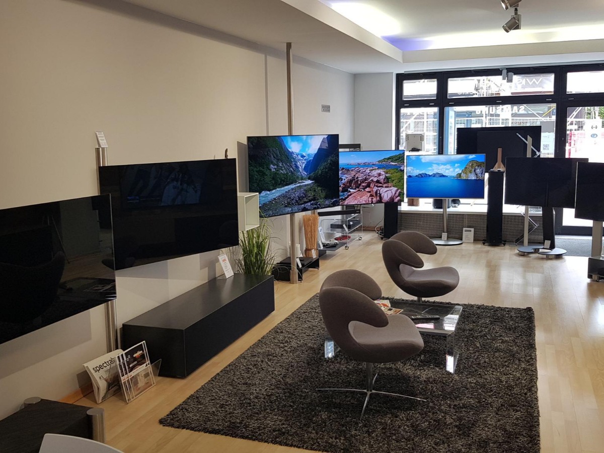 TV-Möbel mit Samsung TV und Bose Lifestyle V535